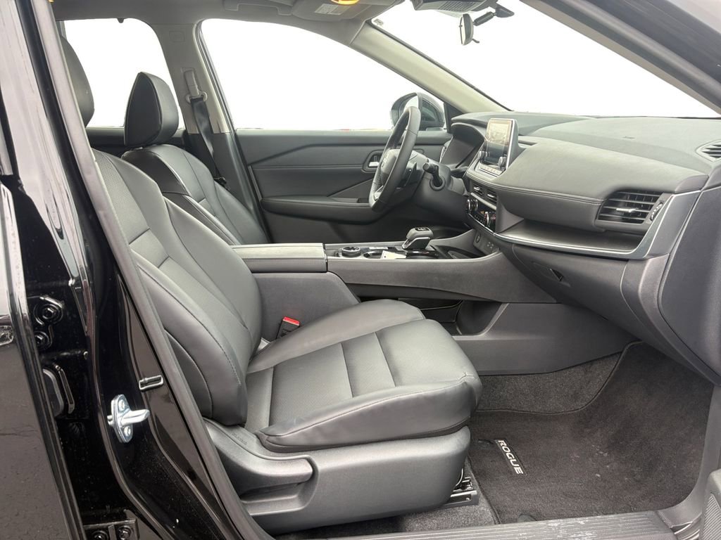 Used 2026 Nissan Rogue SV w/ SV Premium Package image 15