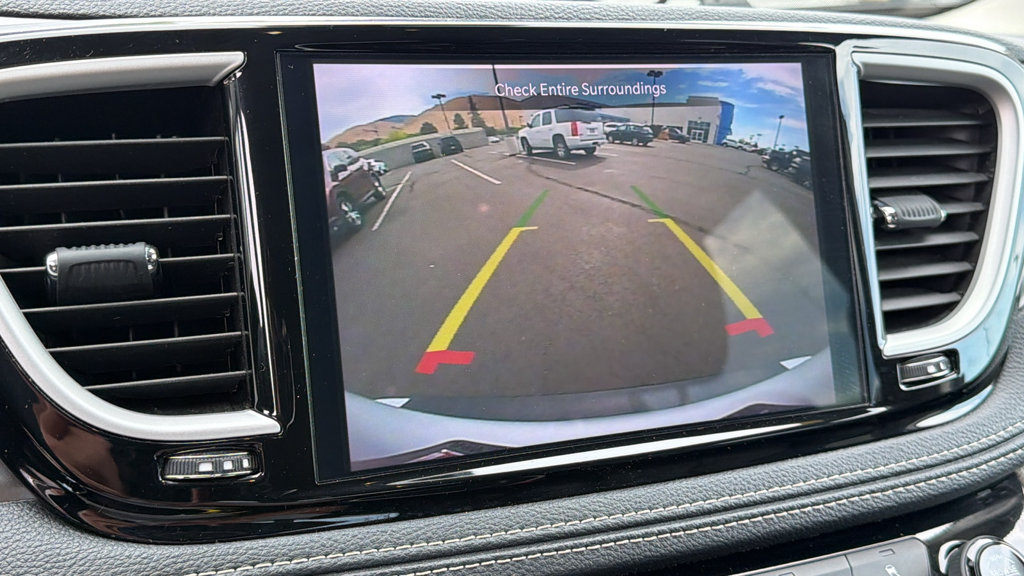 Used 2024 Chrysler Pacifica Limited FWD image 16