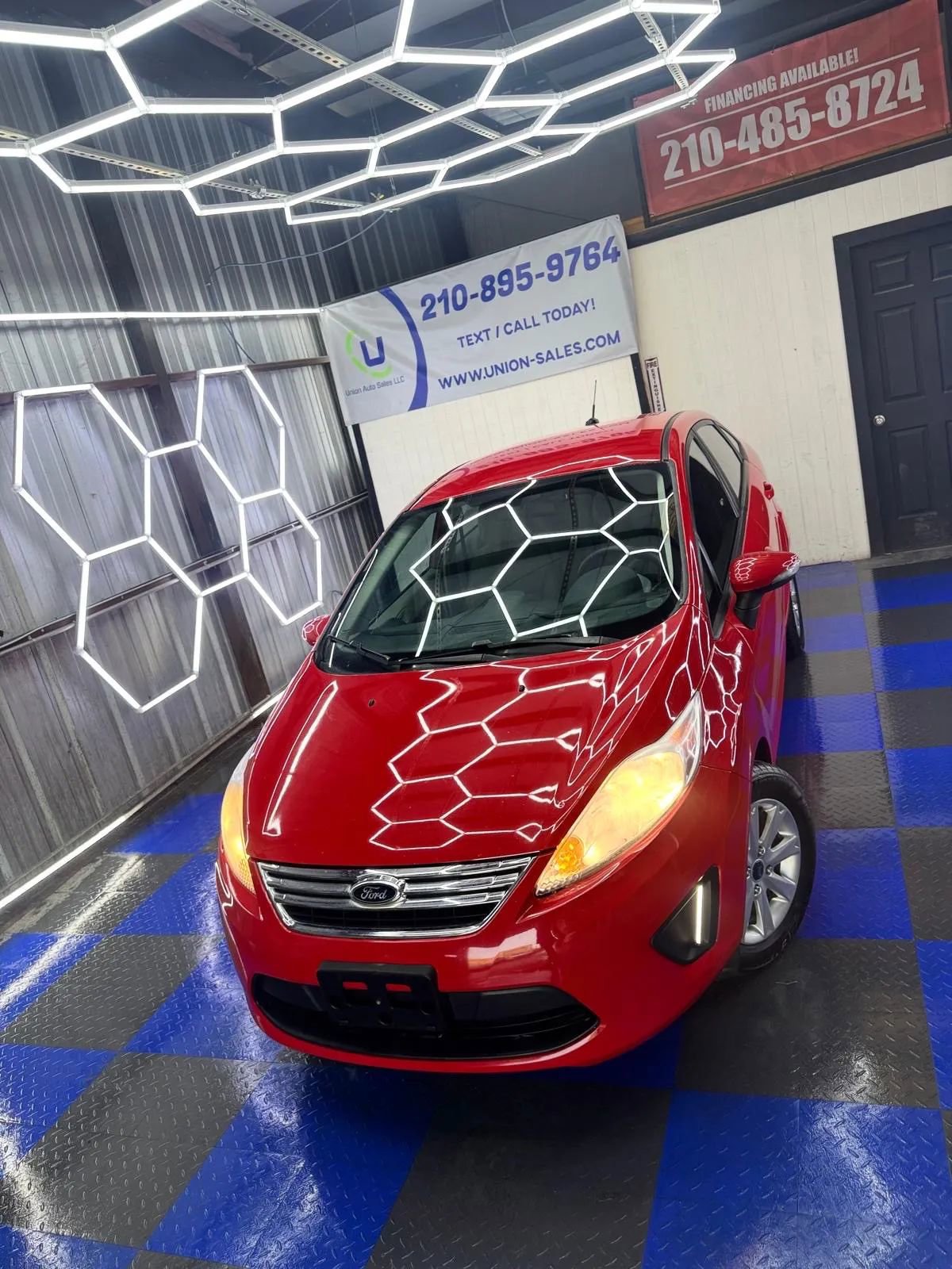 Used 2013 Ford Fiesta SE image 2