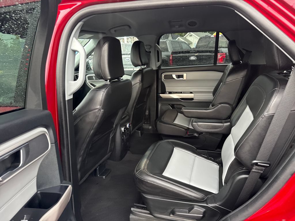 Used 2024 Ford Explorer XLT w/ Equipment Group 202A AWD/4WD image 18