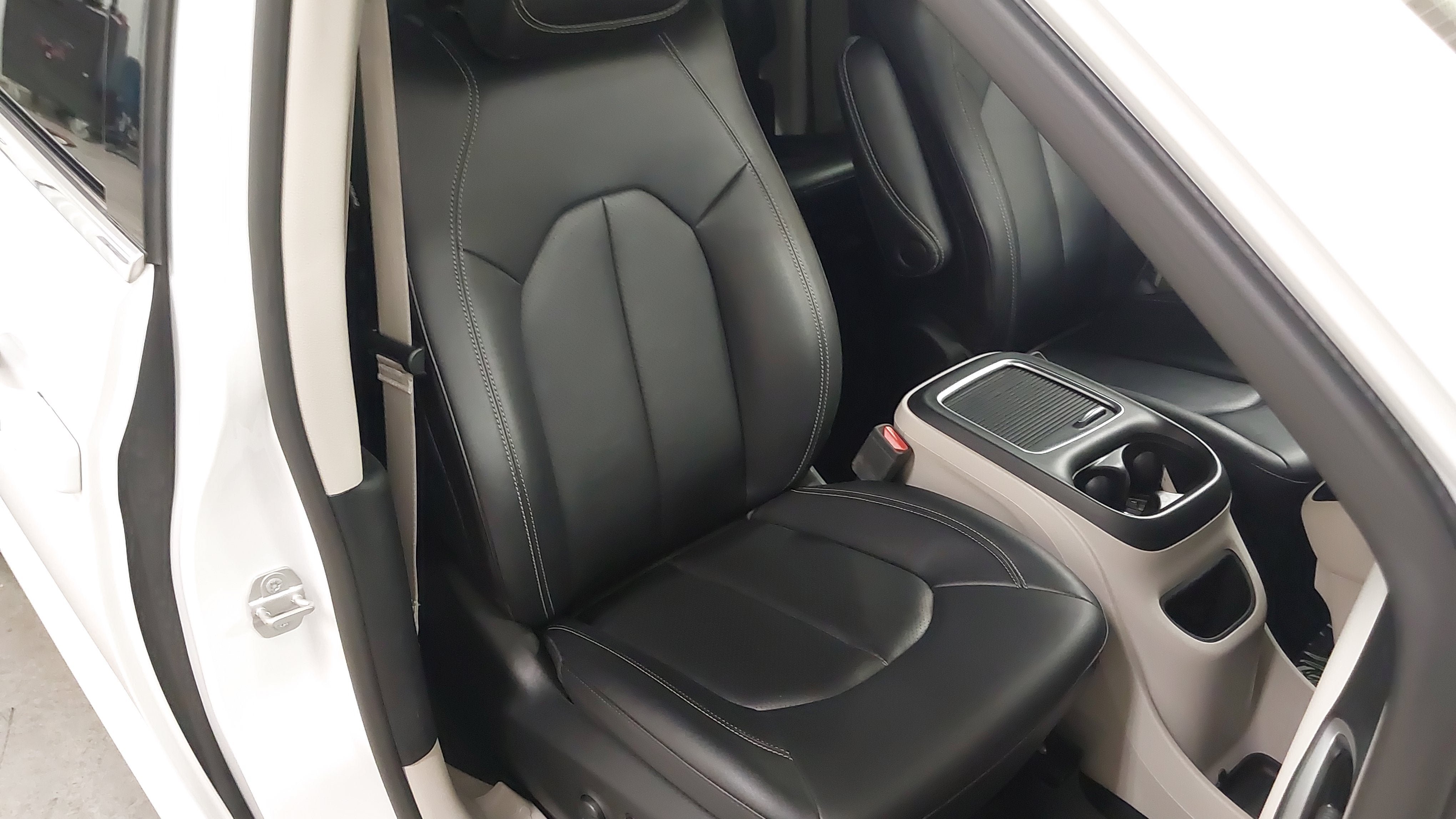Used 2024 Chrysler Pacifica Touring-L w/ Uconnect Theater Family Group FWD image 27