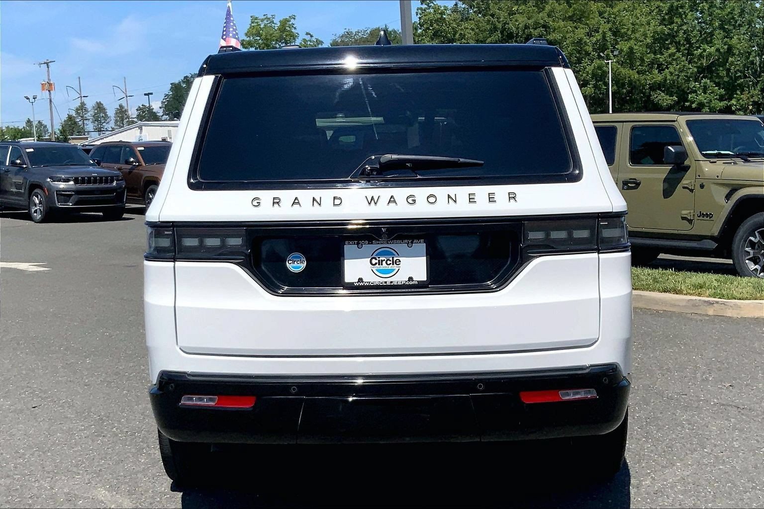 Certified 2025 Jeep Grand Wagoneer Series III w/ Rear Seat Video Group 1 AWD/4WD image 4