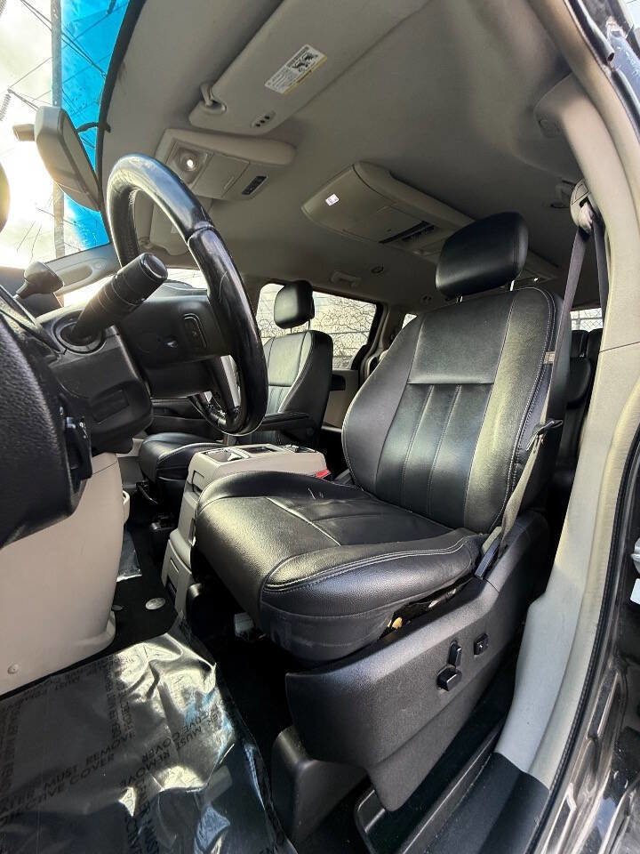 Used 2014 Chrysler Town & Country Touring FWD image 12