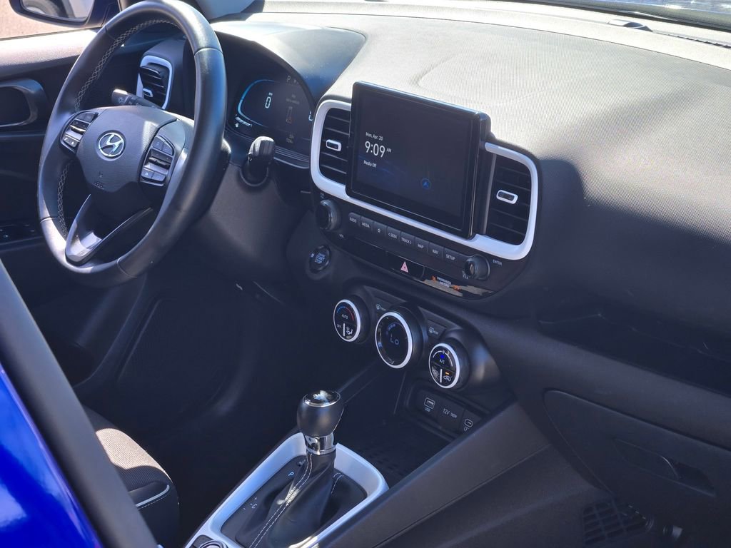 Used 2023 Hyundai Venue Limited image 11