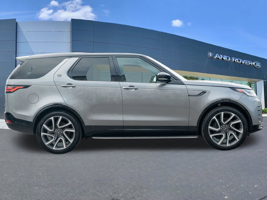 Used 2024 Land Rover Discovery Dynamic SE AWD/4WD image 9