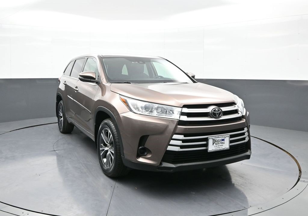 Certified 2018 Toyota Highlander LE image 3