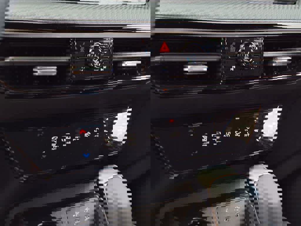 New 2025 Nissan Kicks SR image 16