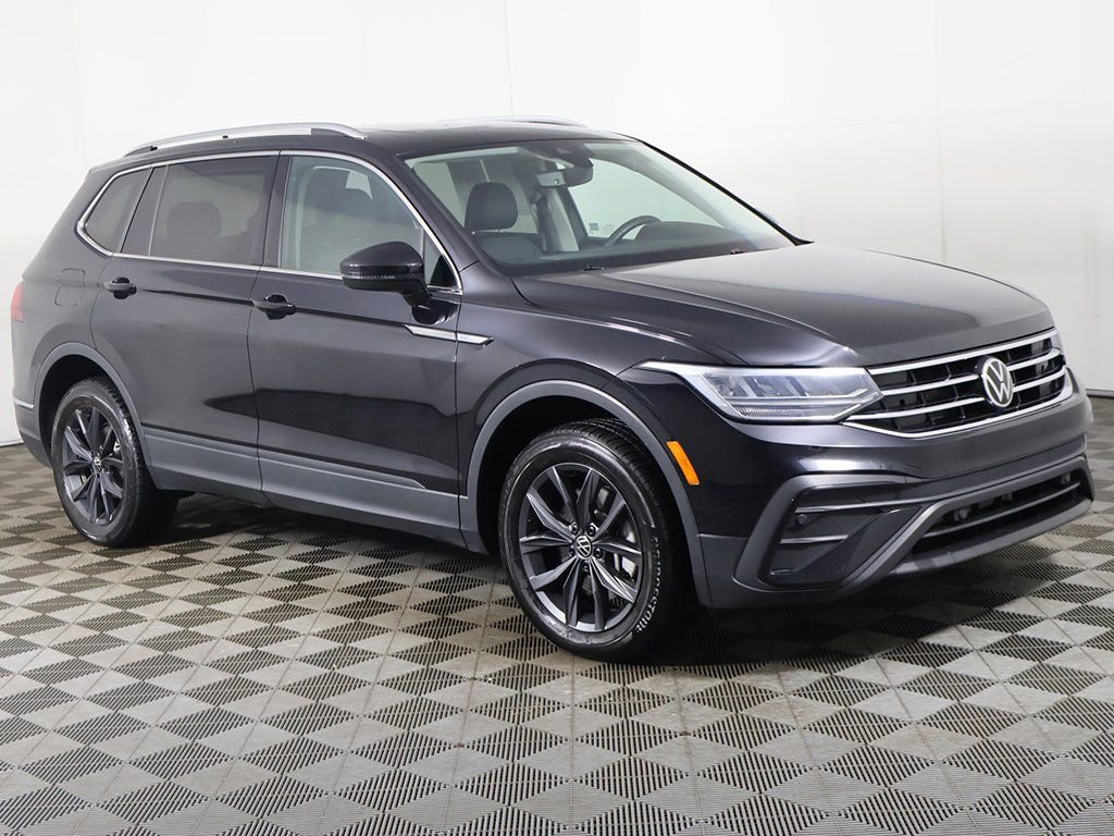 Used 2022 Volkswagen Tiguan SE w/ Panoramic Sunroof Package image 2