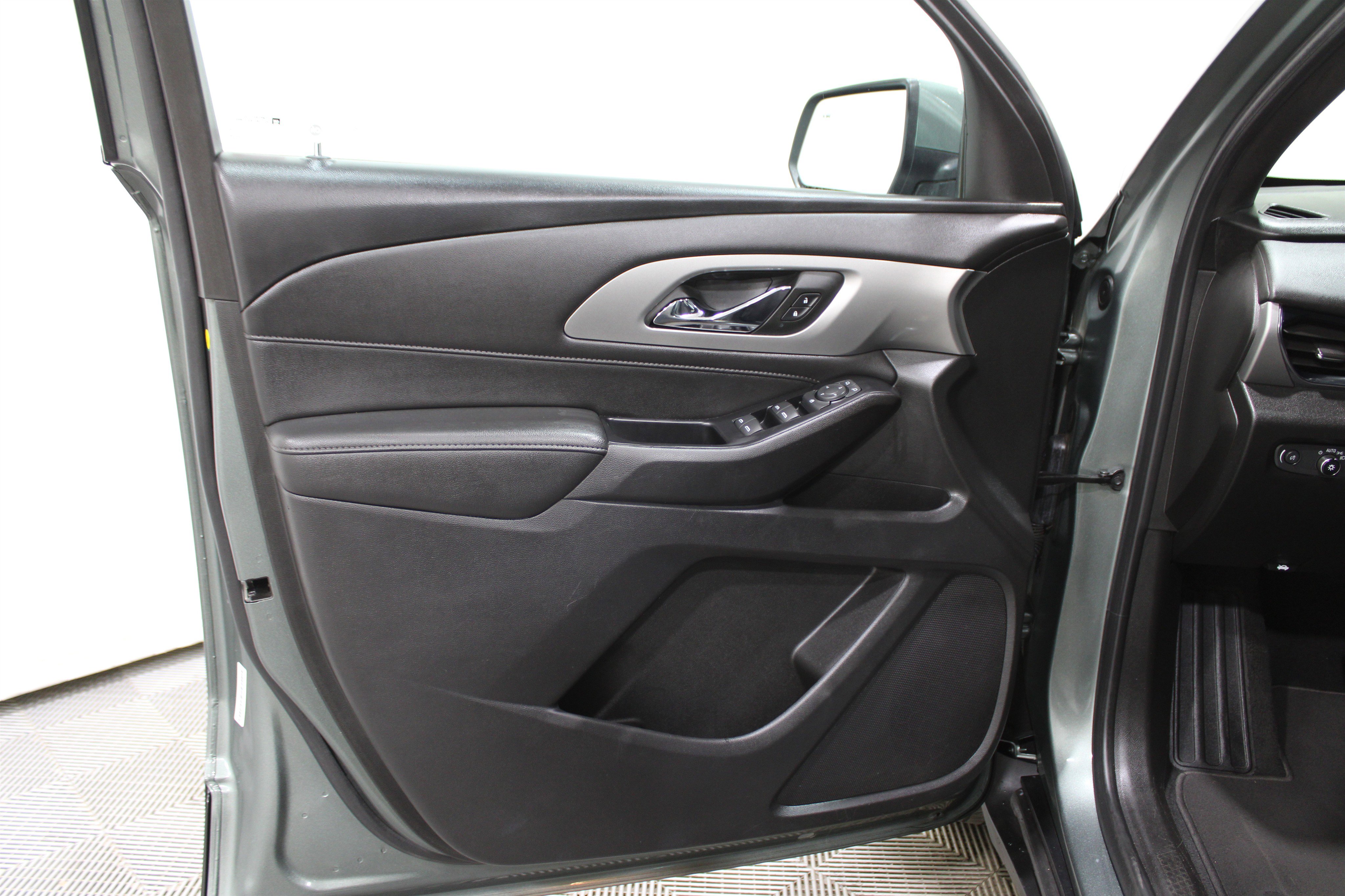 Used 2023 Chevrolet Traverse LT image 6