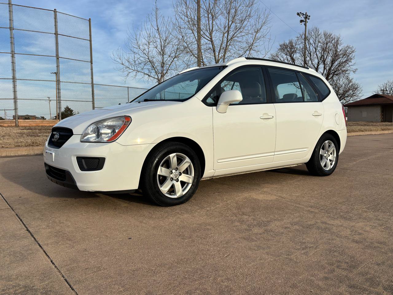 Used 2007 Kia Rondo LX FWD image 2