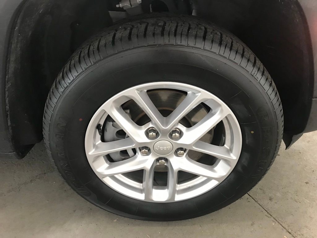 Used 2023 Jeep Grand Cherokee L Laredo image 38