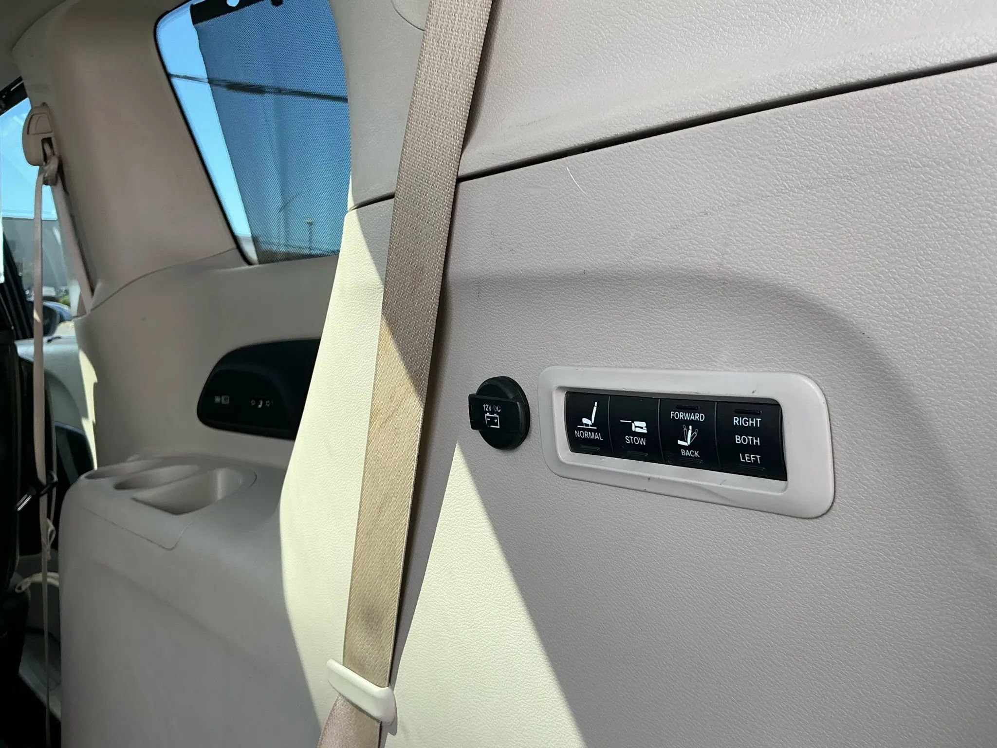 Used 2020 Chrysler Pacifica Limited FWD image 12