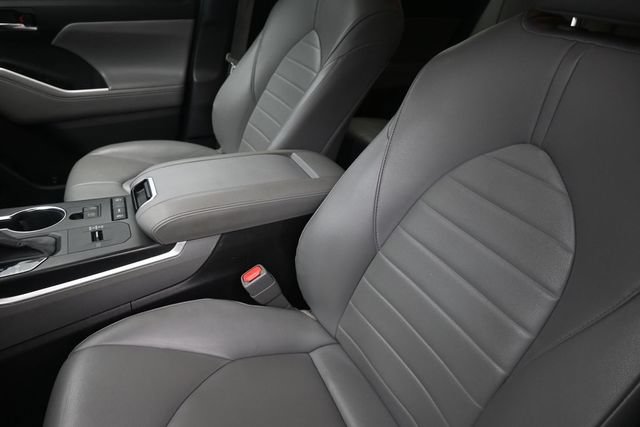 Used 2021 Toyota Highlander XLE FWD image 17