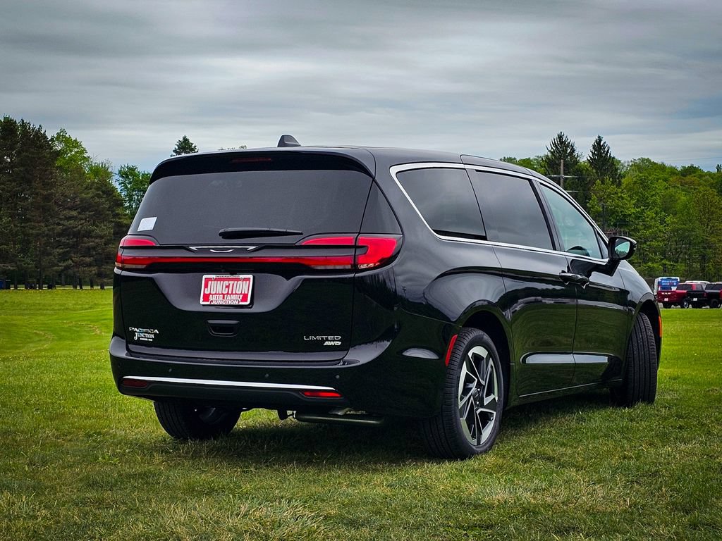 New 2027 Chrysler Pacifica Limited AWD/4WD image 3