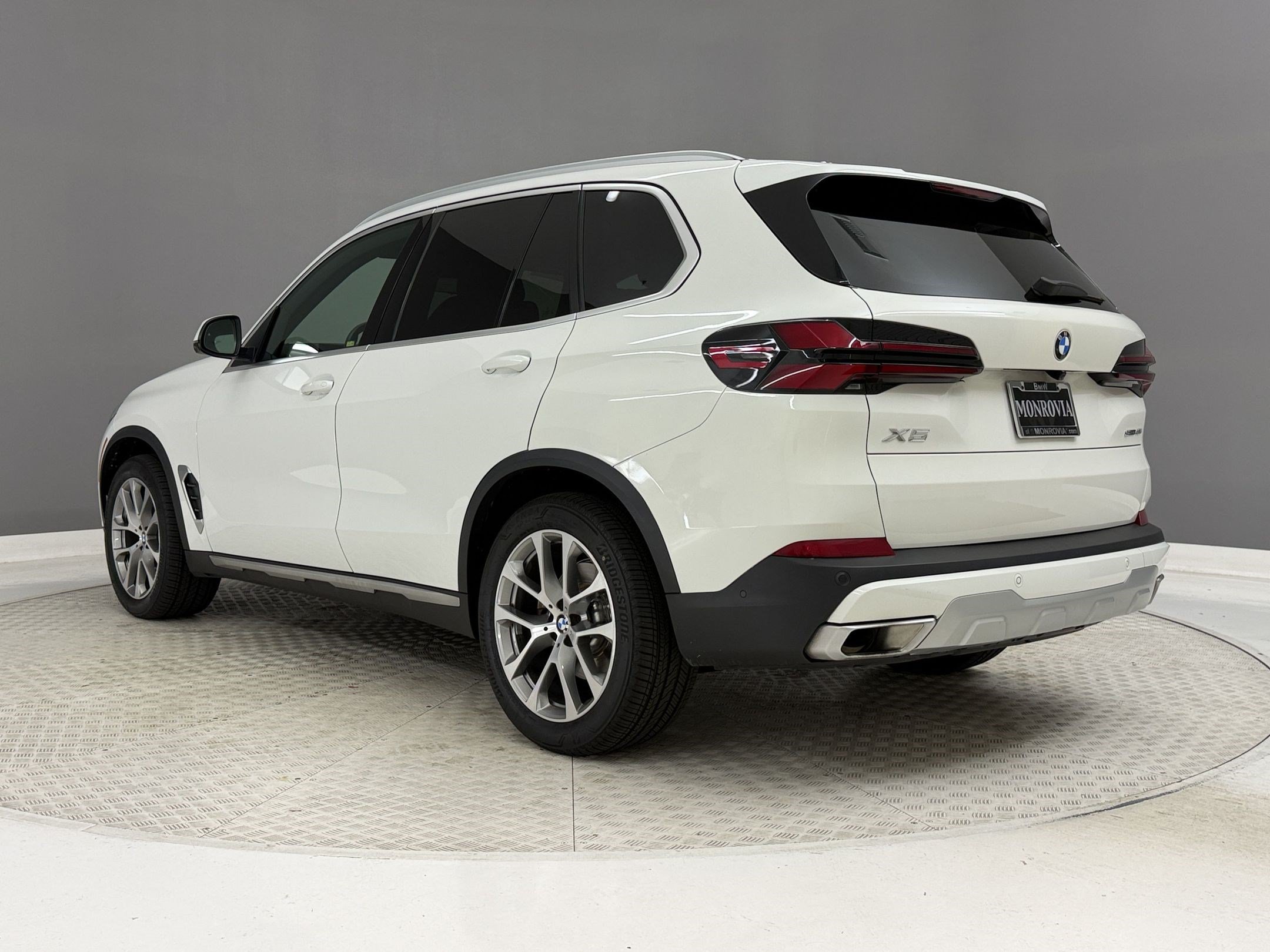 Used 2024 BMW X5 sDrive40i w/ Parking Assistance Package RWD image 3