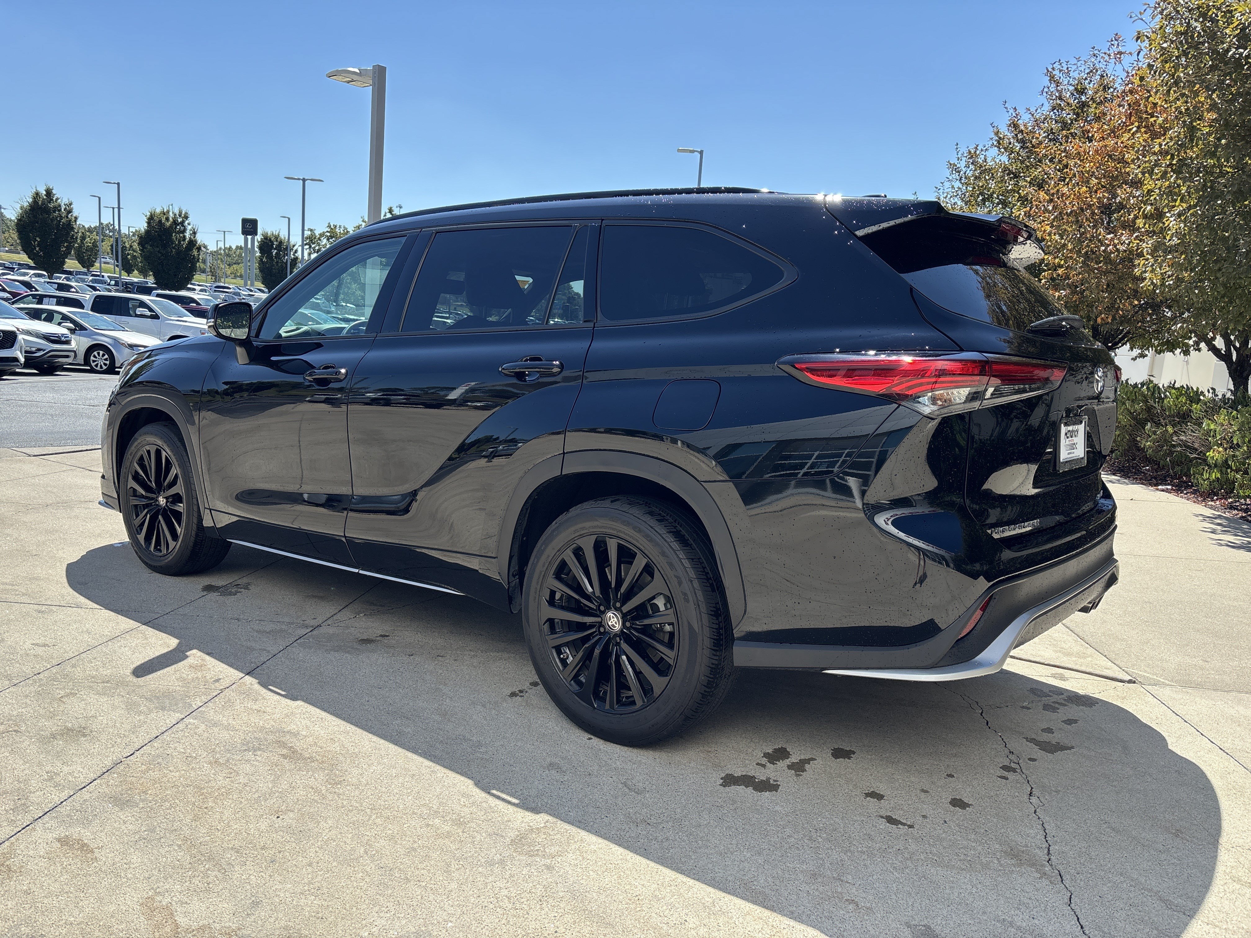 Used 2023 Toyota Highlander XSE AWD/4WD image 7