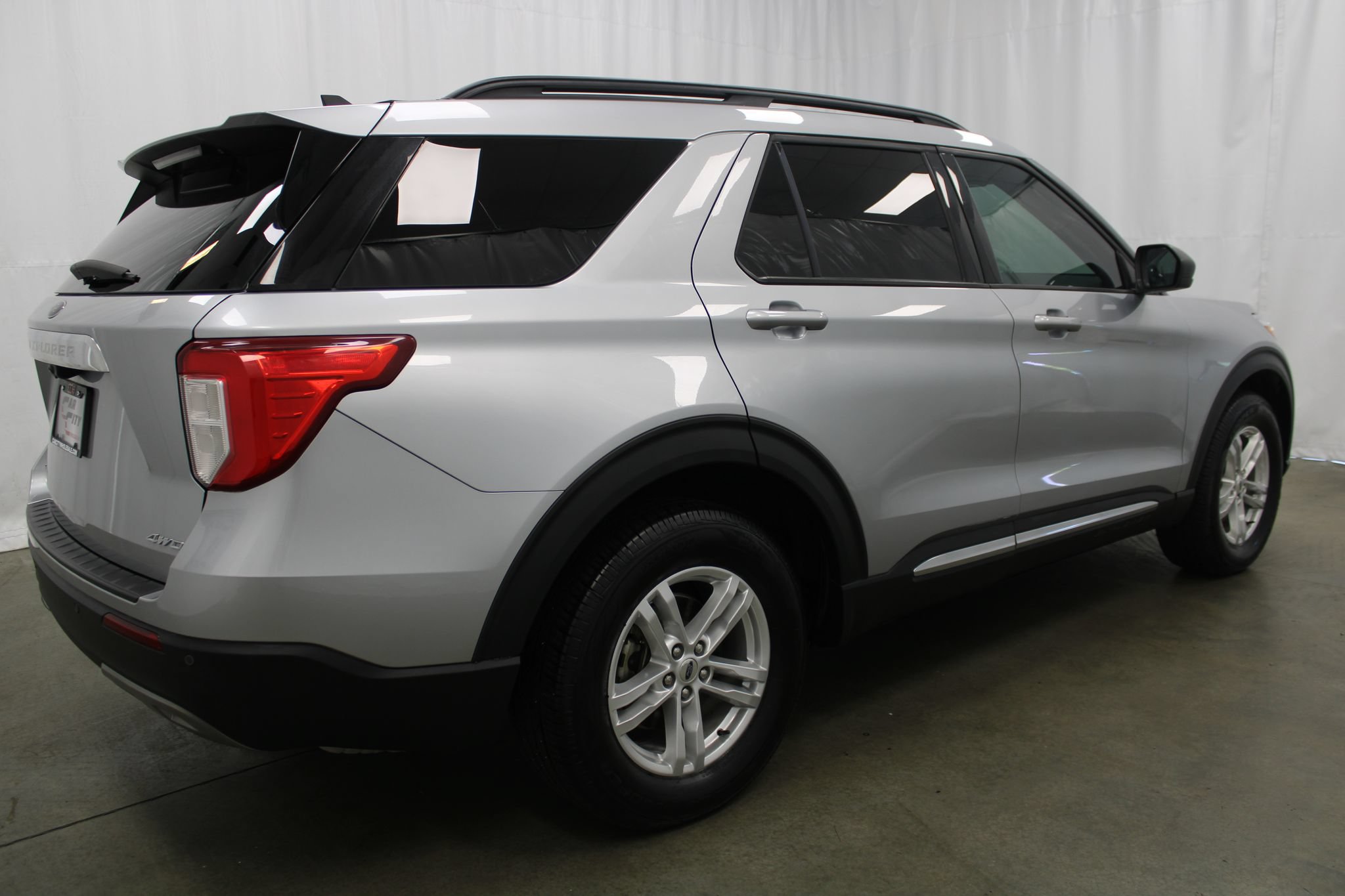 Used 2022 Ford Explorer XLT w/ Equipment Group 202A AWD/4WD image 6