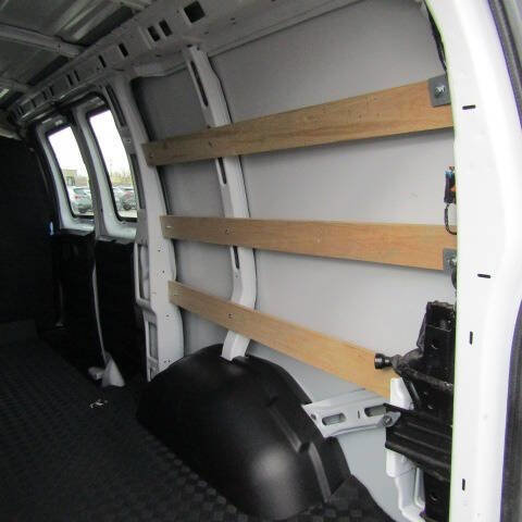 Used 2023 GMC Savana 2500 w/ Driver Convenience Package image 9