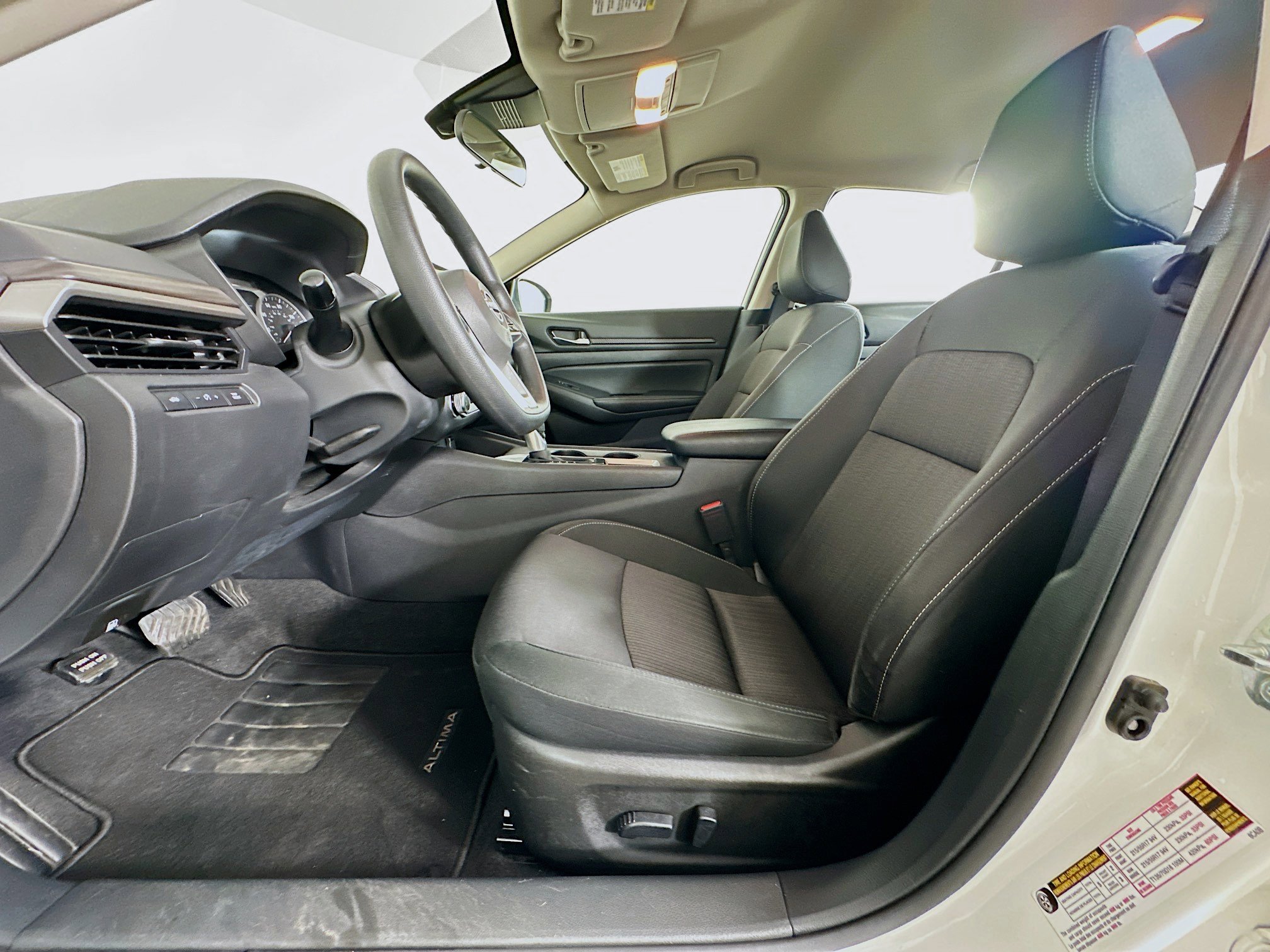 Used 2025 Nissan Altima 2.5 SV image 13