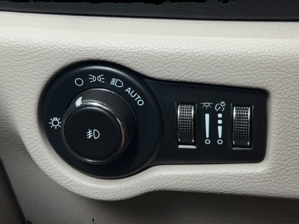 Used 2023 Chrysler Pacifica Touring-L FWD image 24