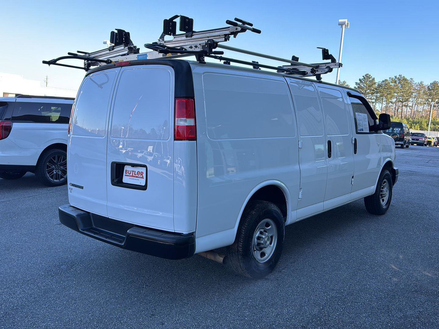 Used 2022 Chevrolet Express 2500 w/ Driver Convenience Package image 5