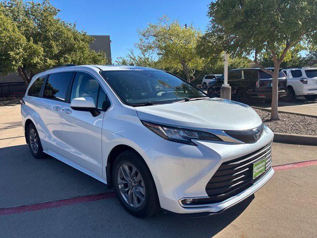 Used 2022 Toyota Sienna XLE FWD image 3
