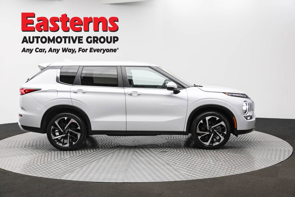 Used 2024 Mitsubishi Outlander SE image 4