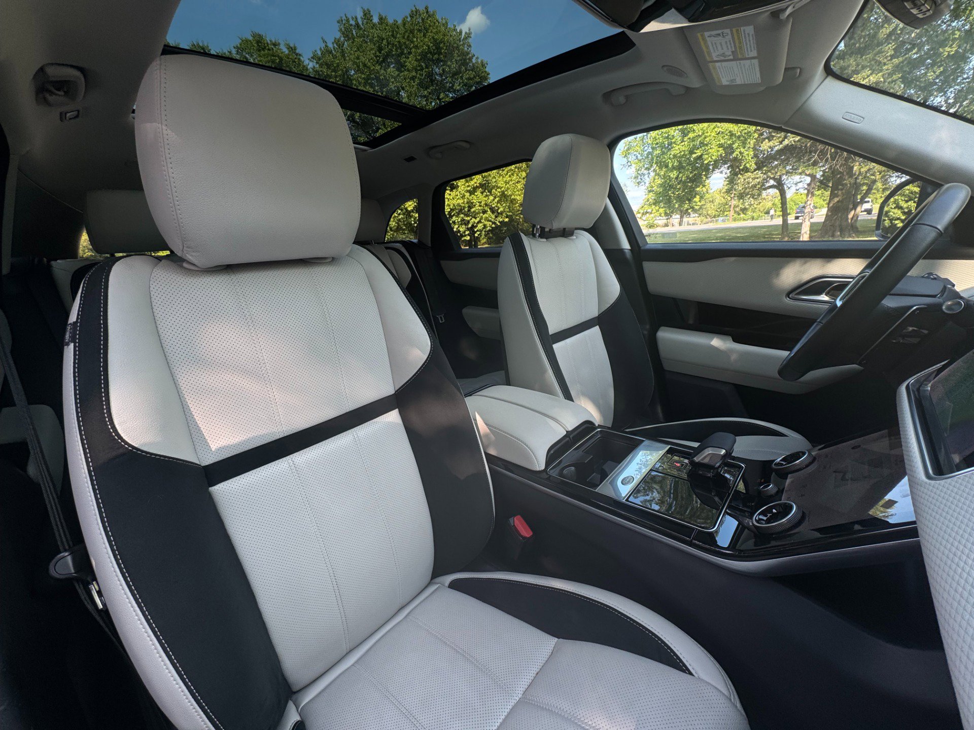 Used 2023 Land Rover Range Rover Velar R-Dynamic S image 20