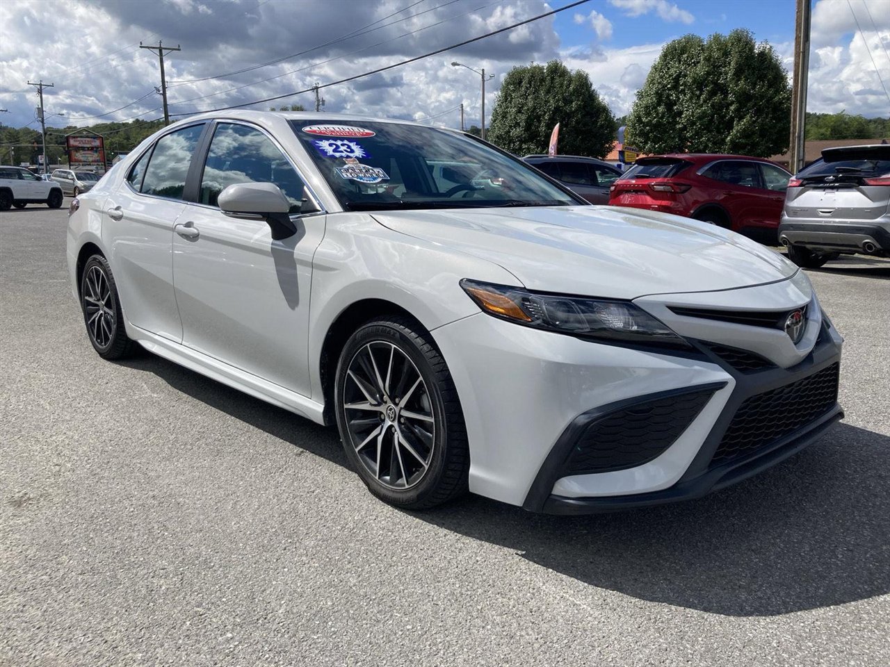 Used 2023 Toyota Camry SE image 3