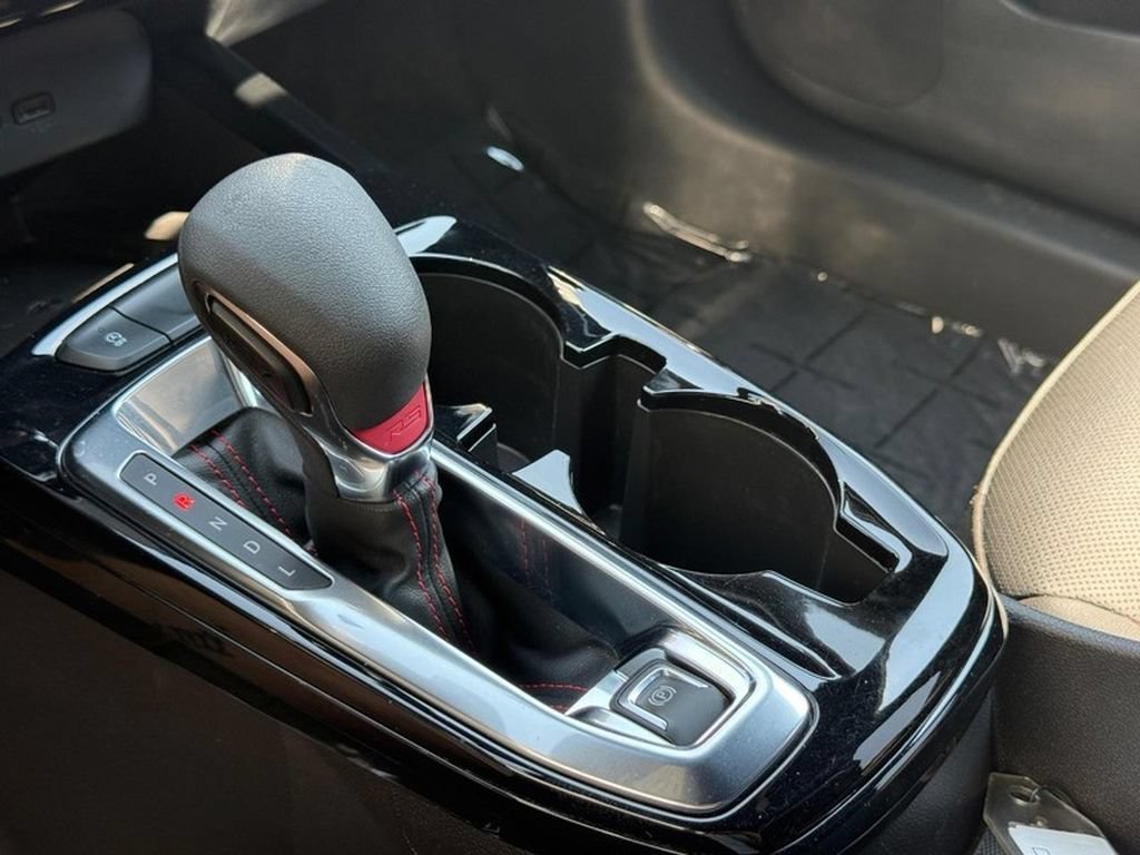 Used 2025 Chevrolet Trax RS w/ Sunroof Package FWD image 27
