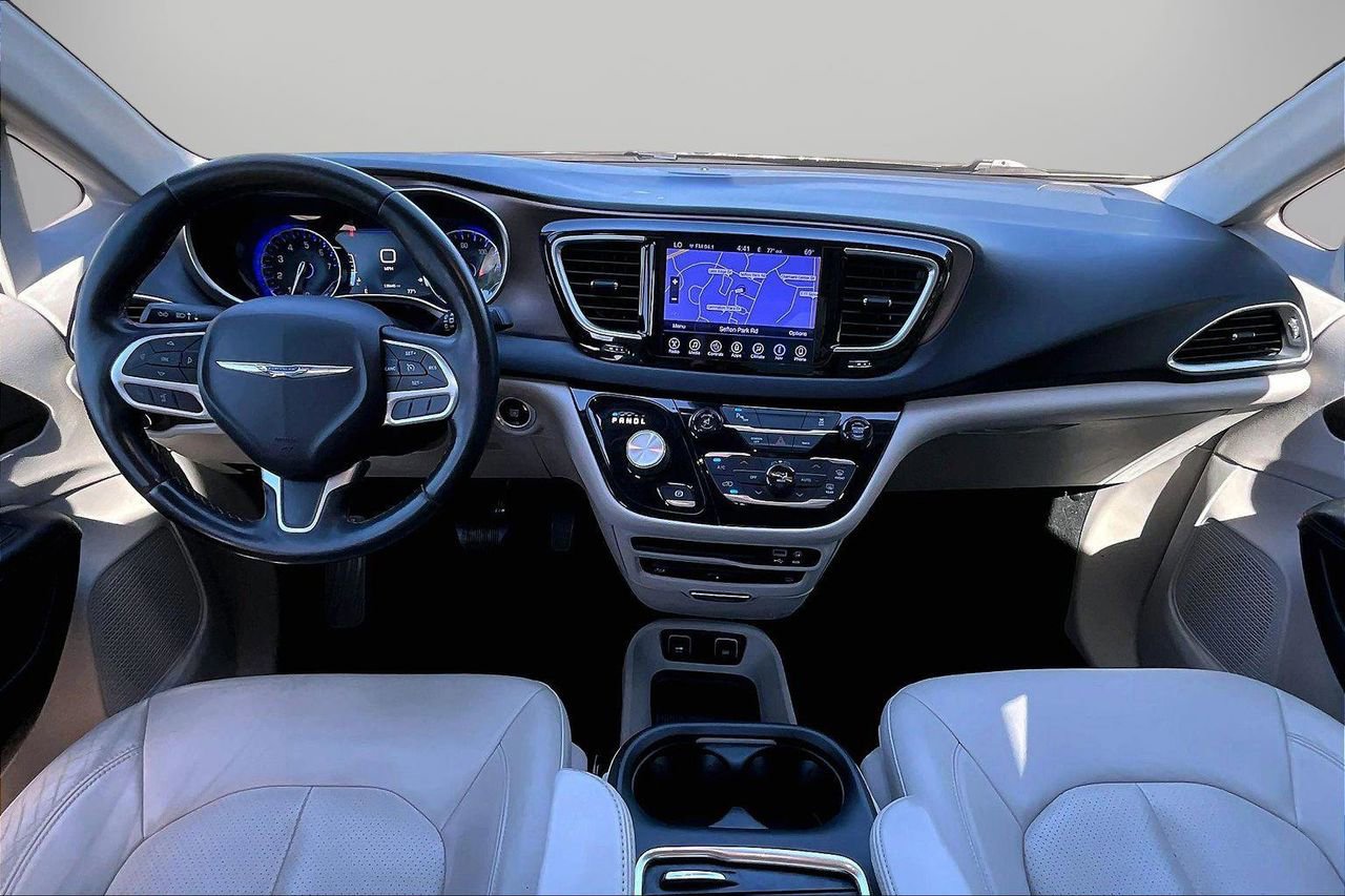 Used 2017 Chrysler Pacifica Touring-L Plus w/ Tire & Wheel Group FWD image 15