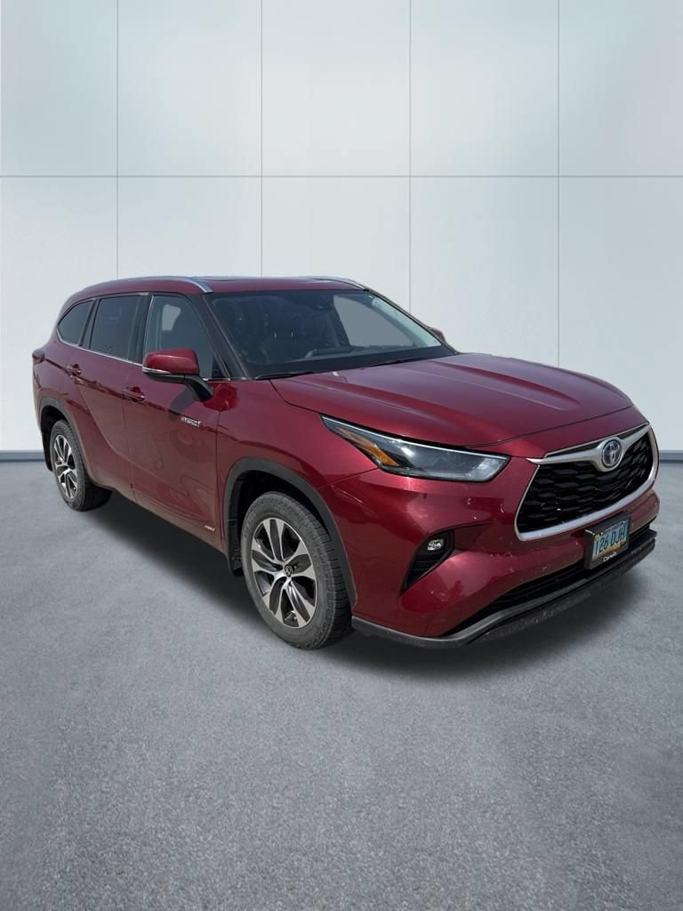 Used 2021 Toyota Highlander XLE AWD/4WD image 7