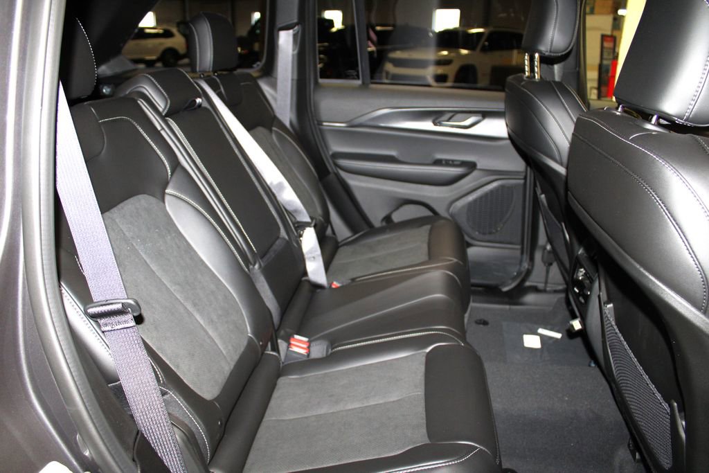 New 2025 Jeep Grand Cherokee Altitude image 30