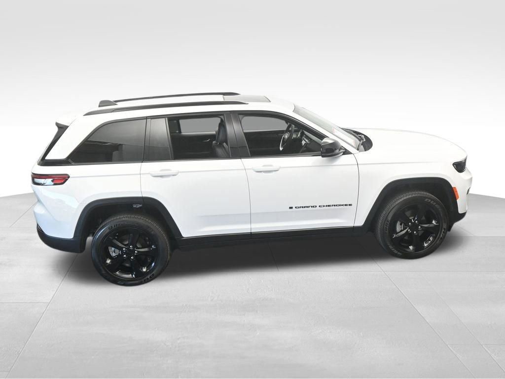 Used 2025 Jeep Grand Cherokee Altitude image 52