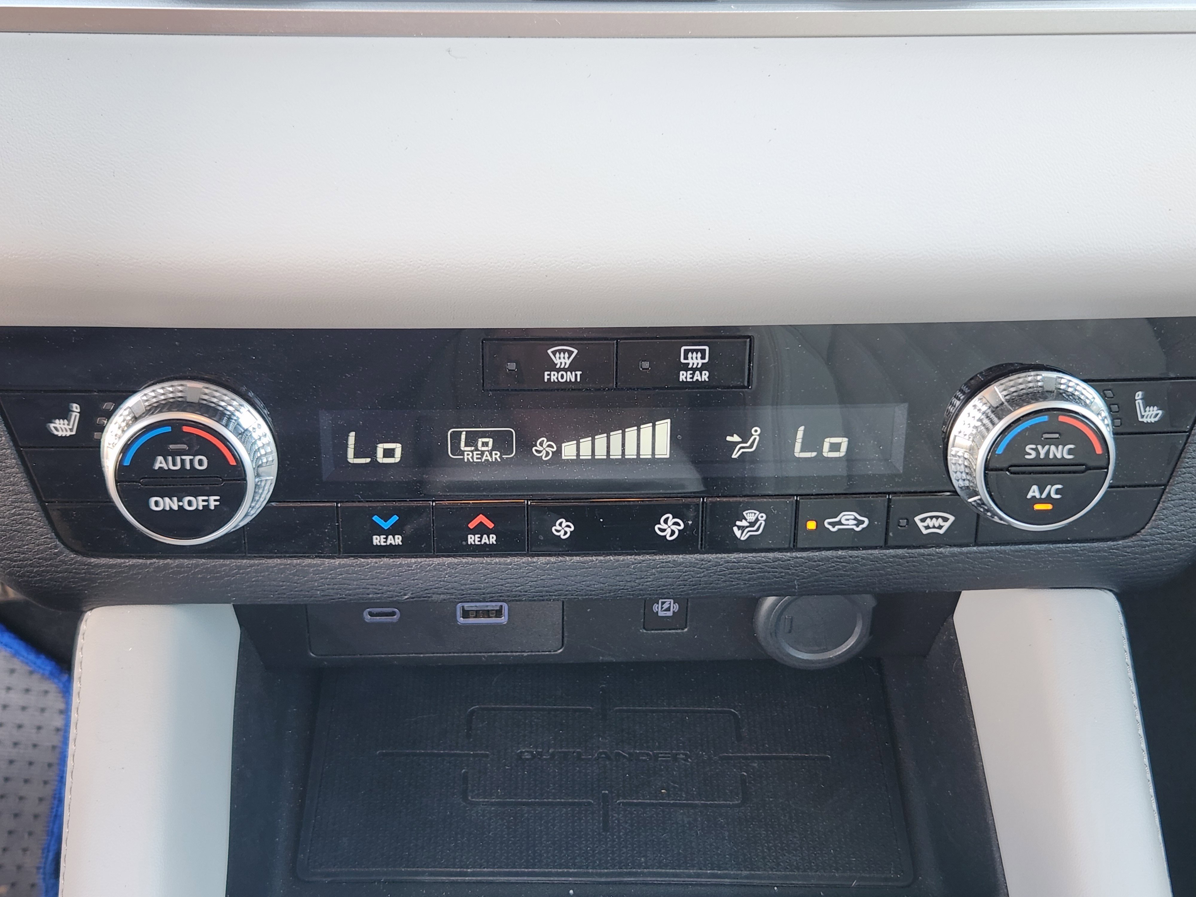 Used 2024 Mitsubishi Outlander SEL AWD/4WD image 14