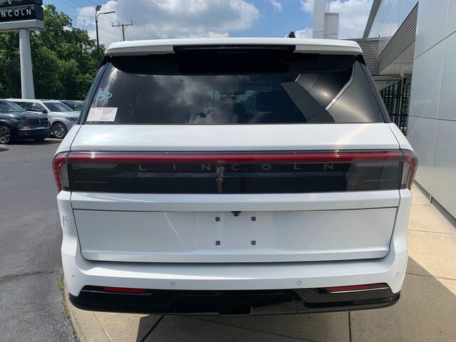 New 2027 Lincoln Navigator L Premier AWD/4WD image 4