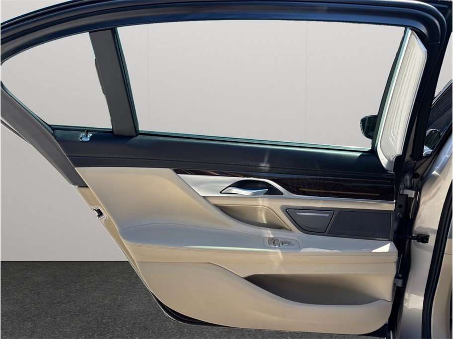 Used 2016 BMW 750i RWD image 41