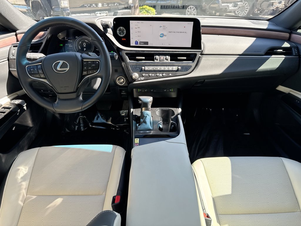 Used 2025 Lexus ES 300h w/ Premium Package FWD image 25