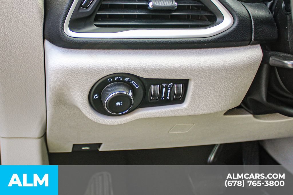 Used 2023 Chrysler Pacifica Touring-L FWD image 31