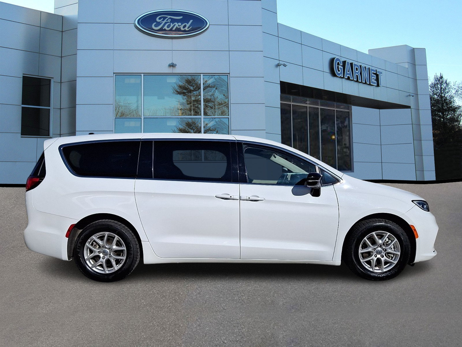 Used 2024 Chrysler Pacifica Touring-L FWD image 10