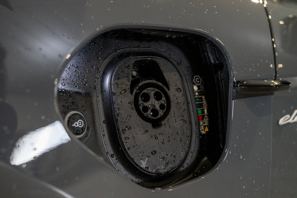 New 2026 Porsche Taycan image 13