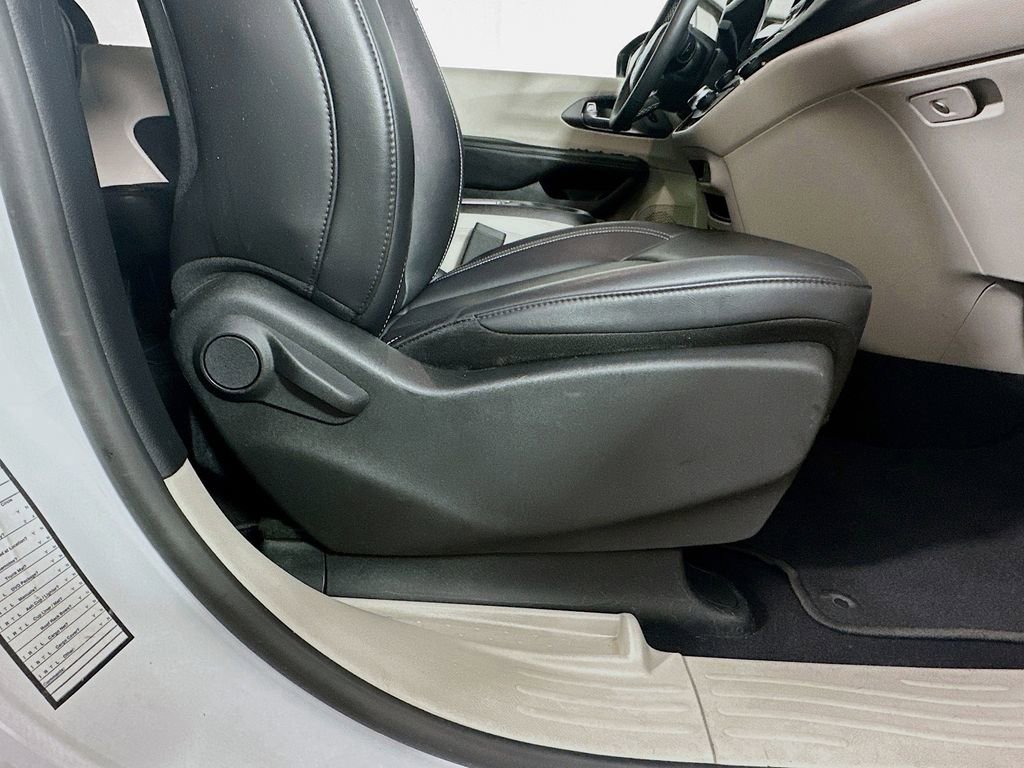 Used 2024 Chrysler Pacifica Touring-L image 24