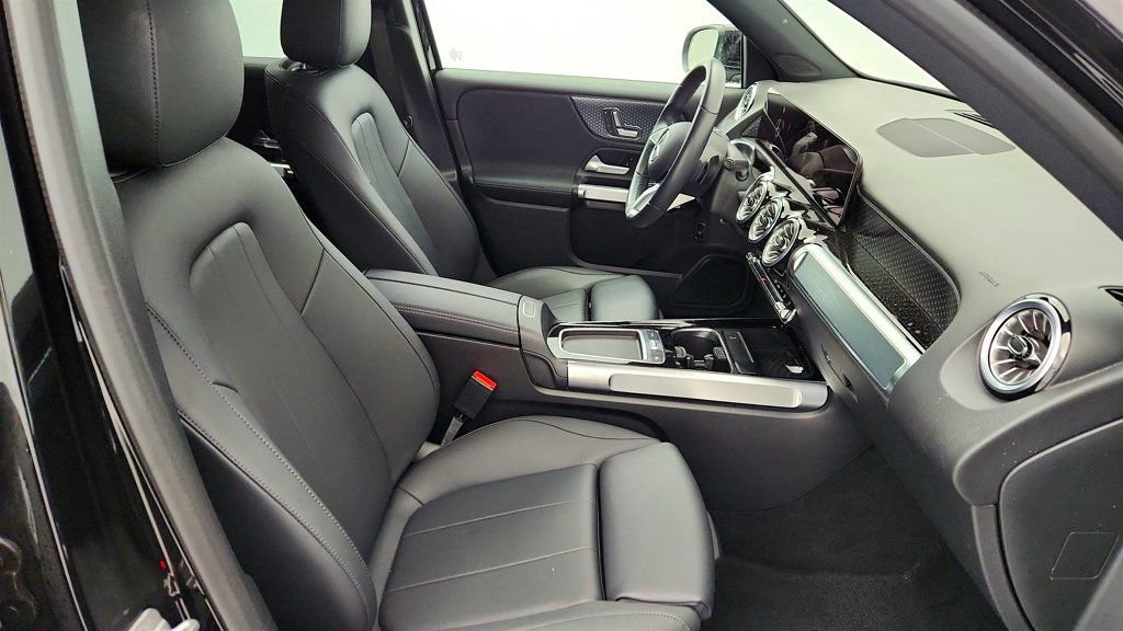 Used 2024 Mercedes-Benz EQB 300 4MATIC image 23