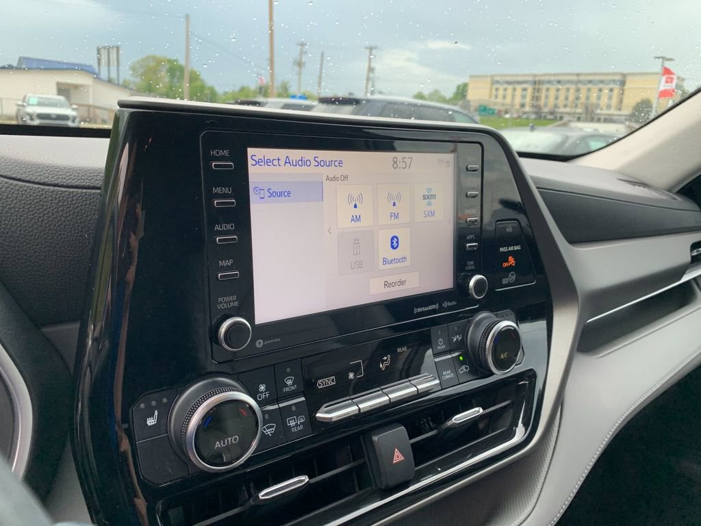 Used 2021 Toyota Highlander XLE AWD/4WD image 24