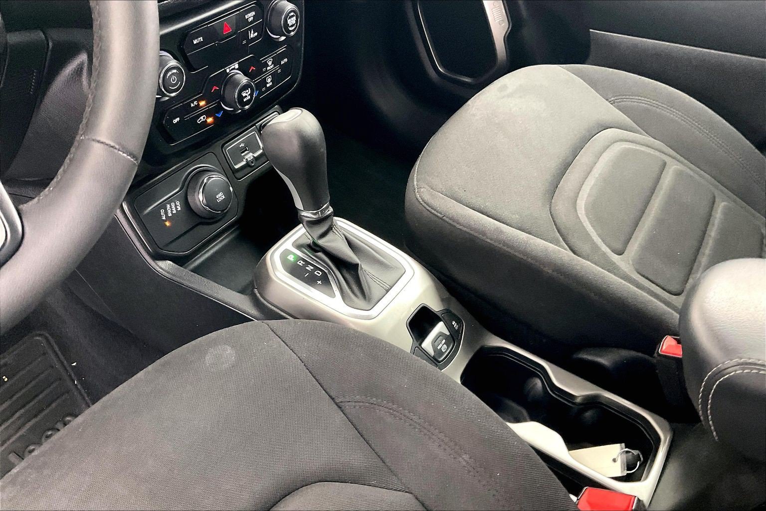 Used 2022 Jeep Renegade Latitude AWD/4WD image 15