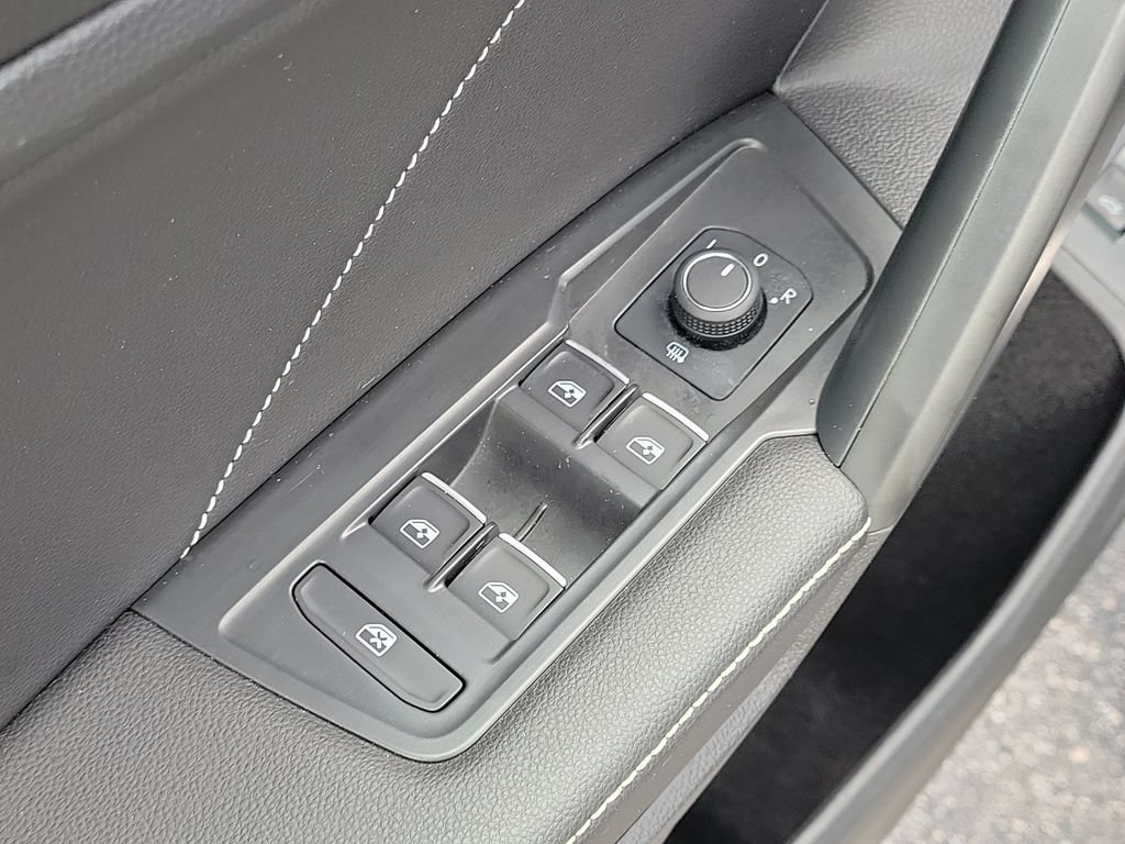 Used 2023 Volkswagen Tiguan SE w/ Panoramic Sunroof Package FWD image 19