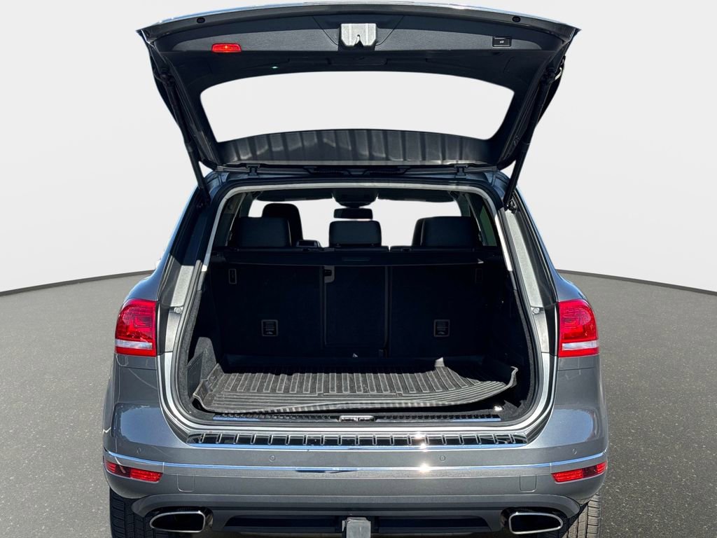 Used 2016 Volkswagen Touareg Sport image 5