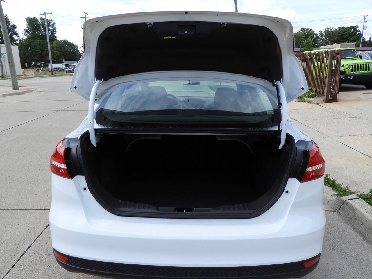 Used 2018 Ford Focus SE w/ Cold Weather Package FWD image 23