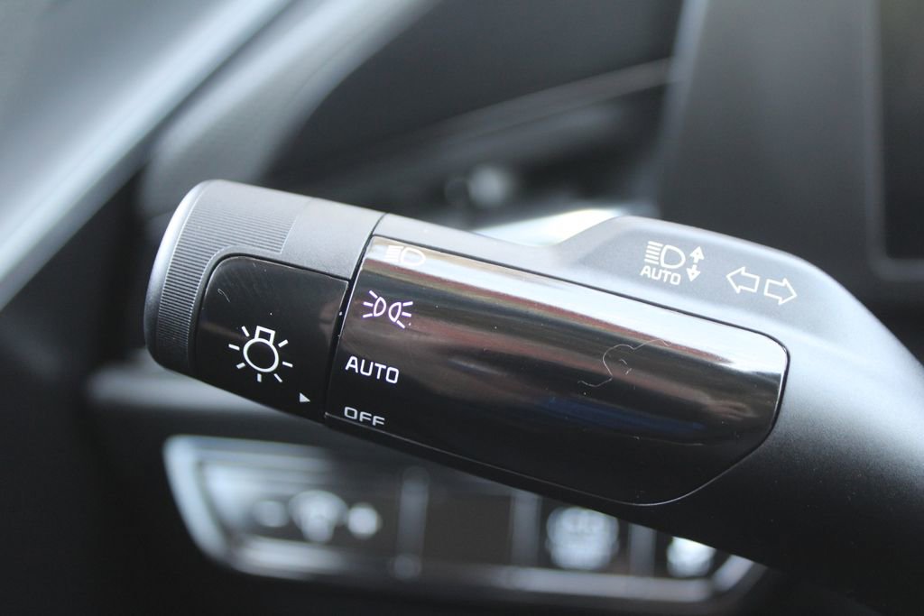 Used 2025 Kia Niro LX image 27