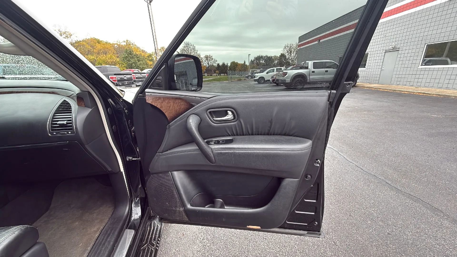 Used 2012 INFINITI QX56 4WD w/ Deluxe Touring Pkg image 17